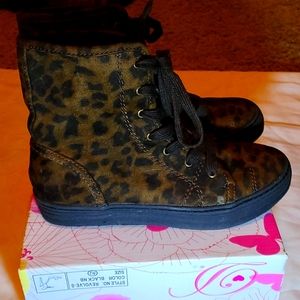 Velvet dark lepored print high top tennis shoes. Bamboo size 6